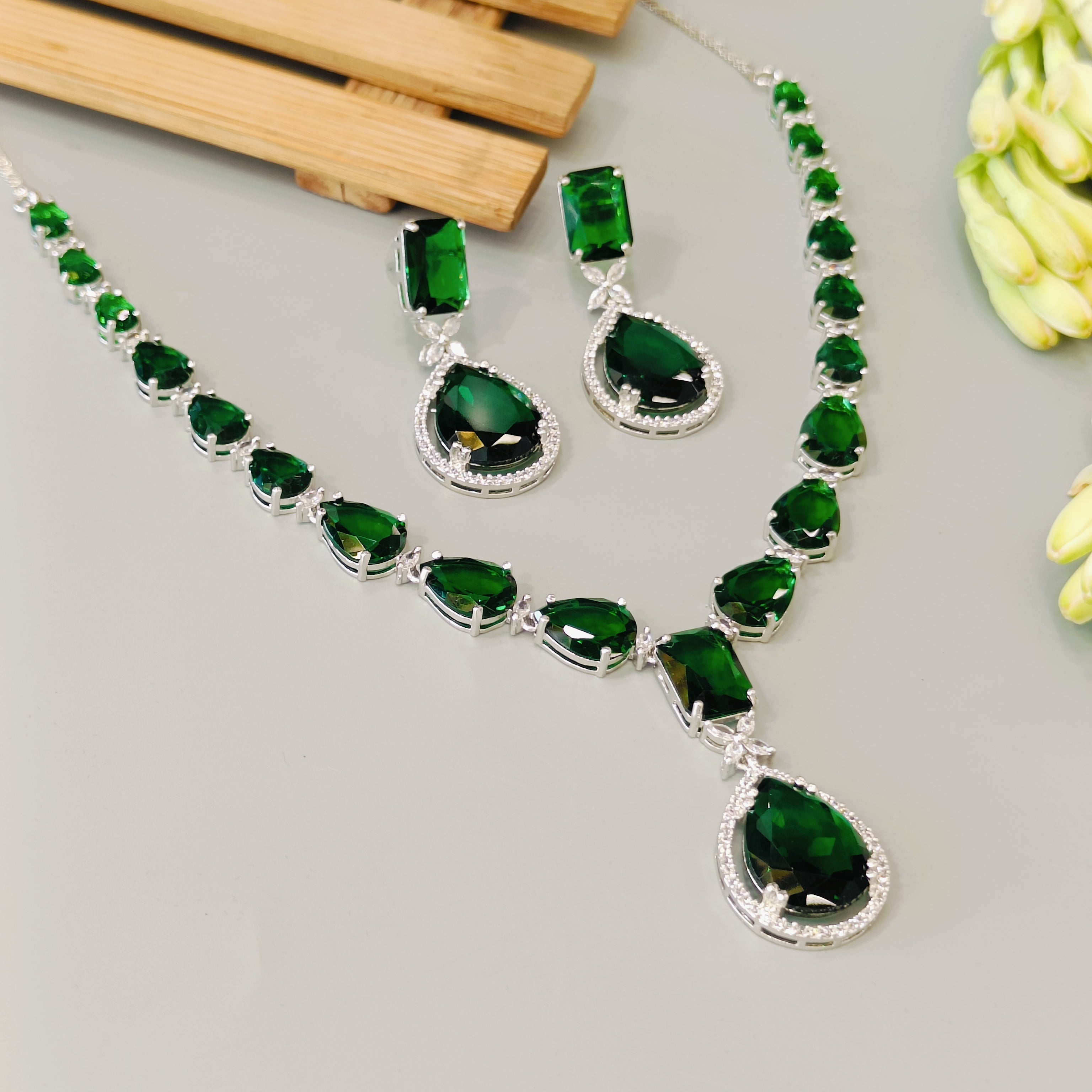 kiara emerald  ad Neckpiece