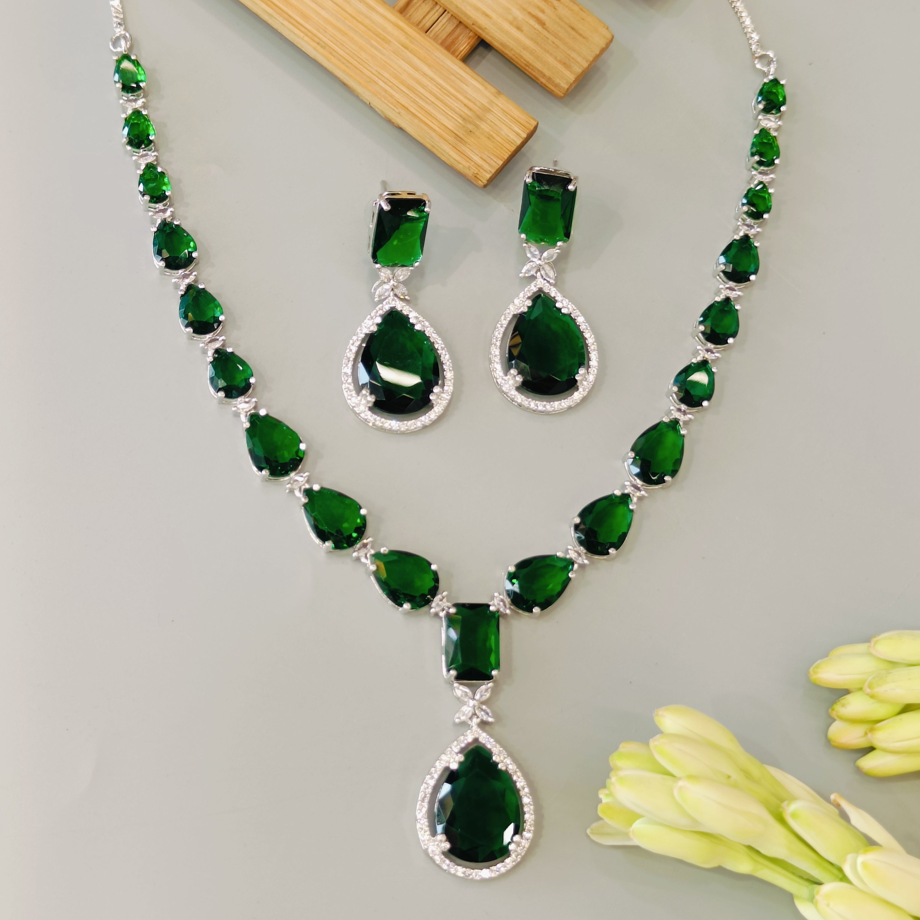 kiara emerald  ad Neckpiece