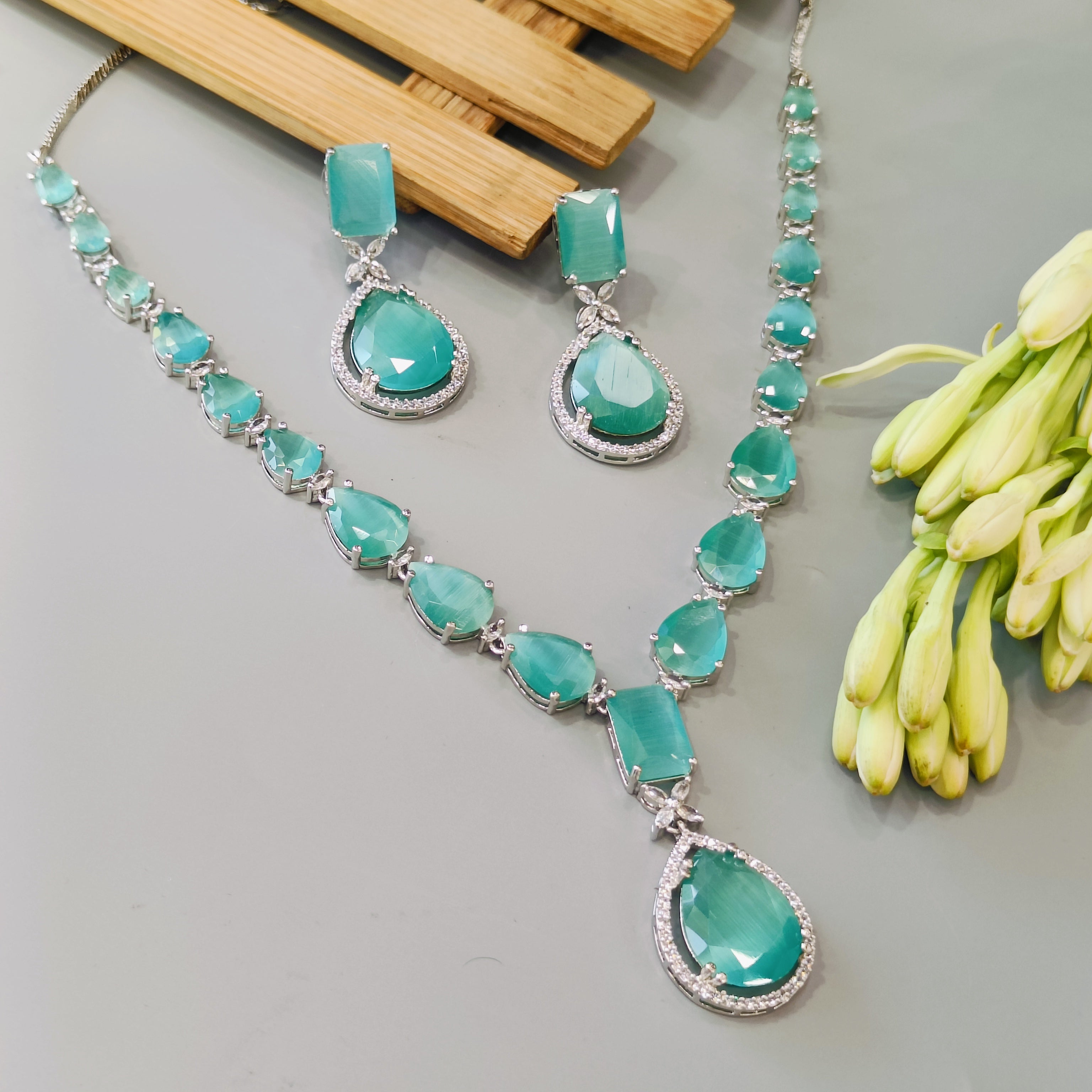 kiara emerald  ad Neckpiece