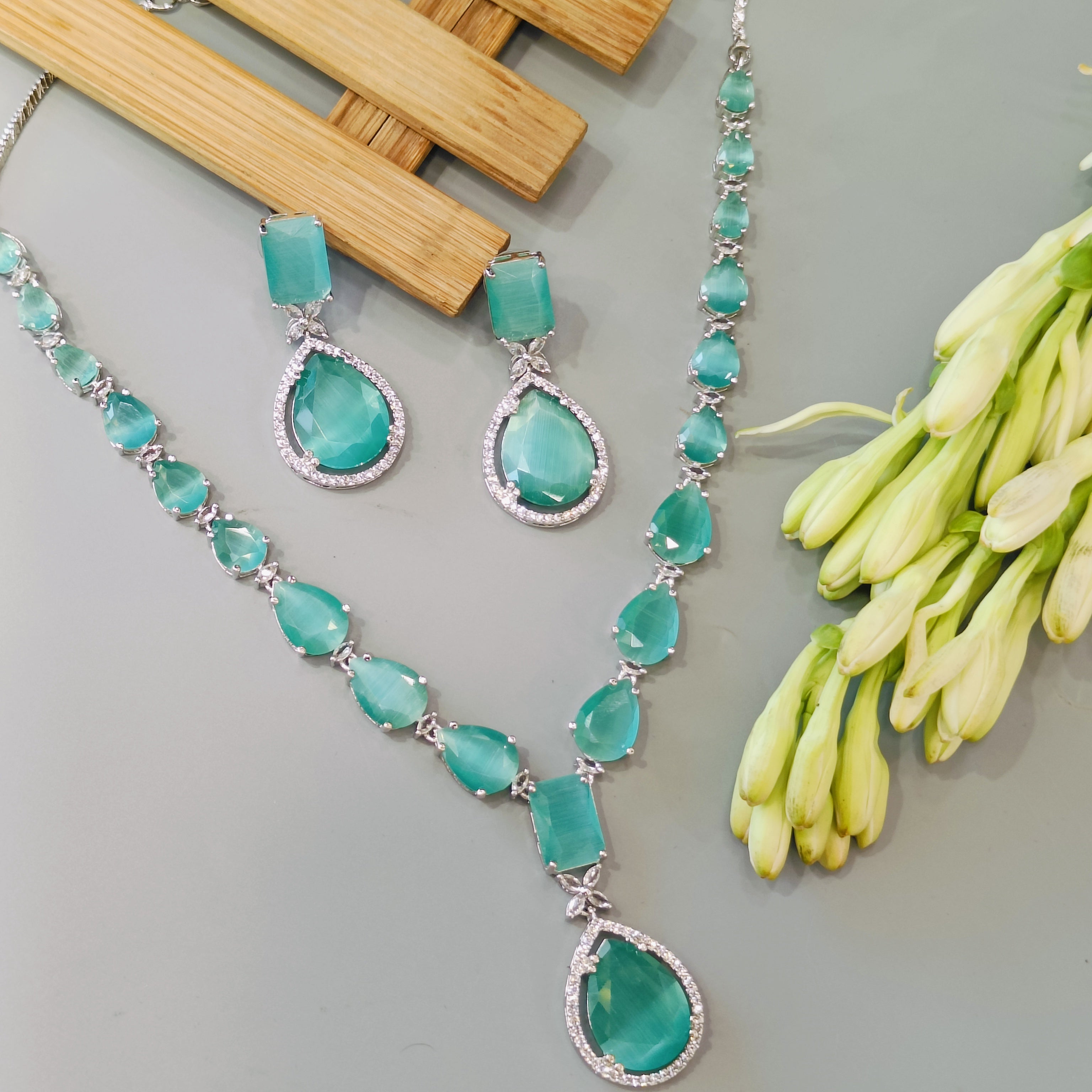 kiara emerald  ad Neckpiece