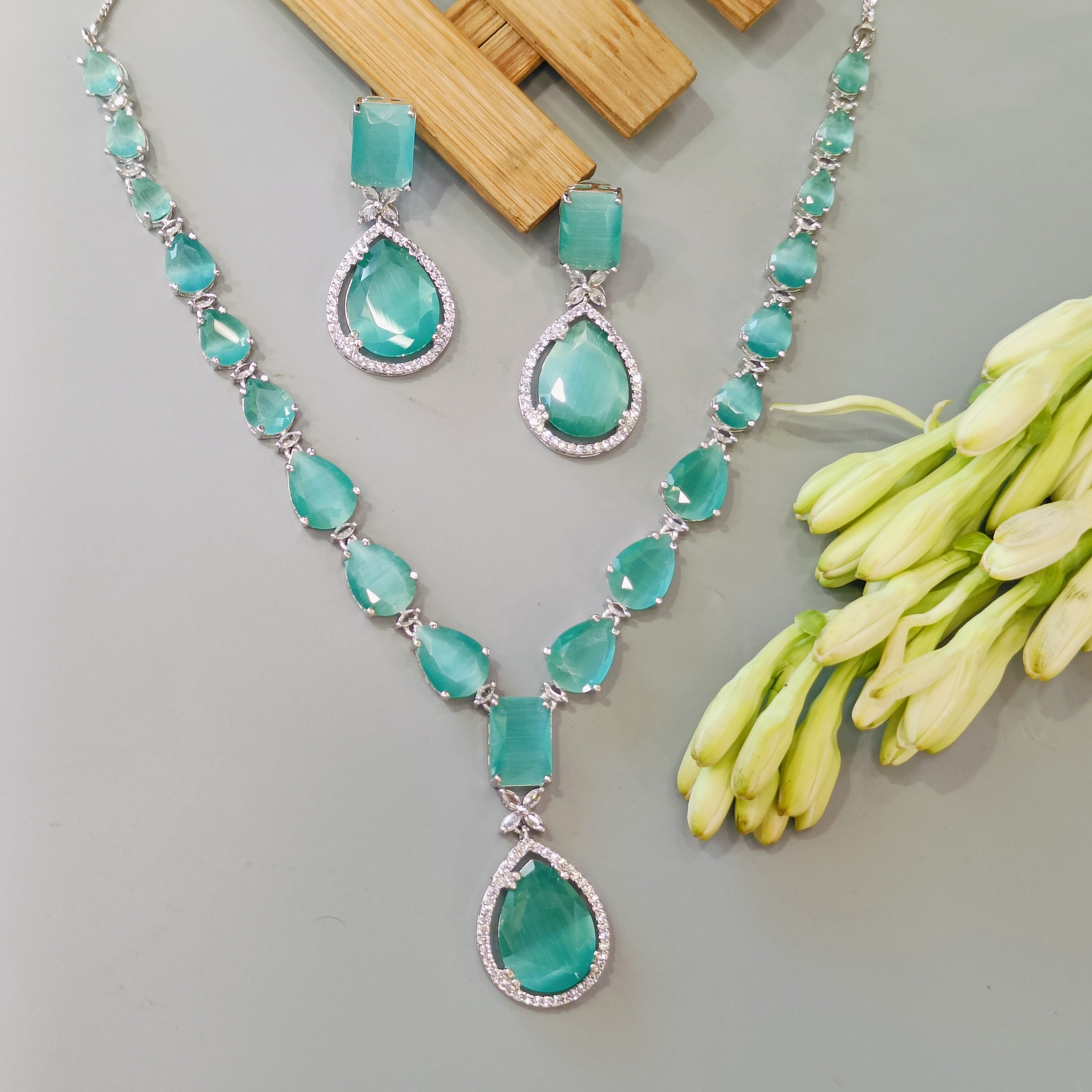 kiara emerald  ad Neckpiece