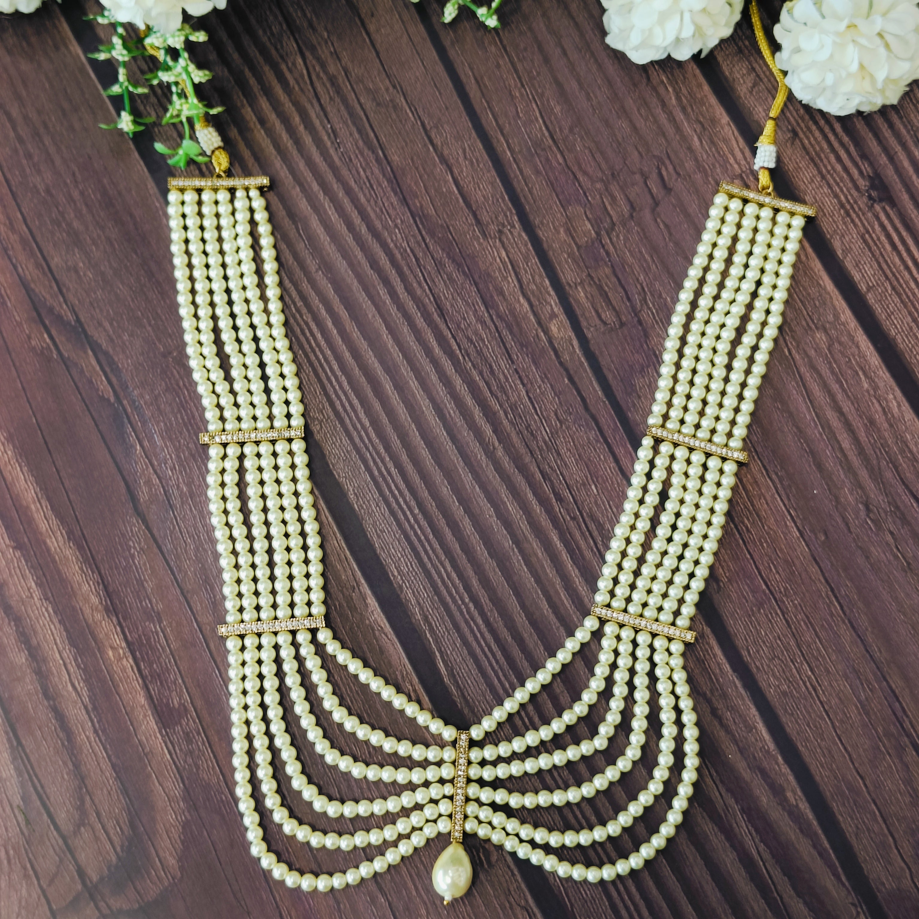 Nayaab Ruhi pearl neckpiece