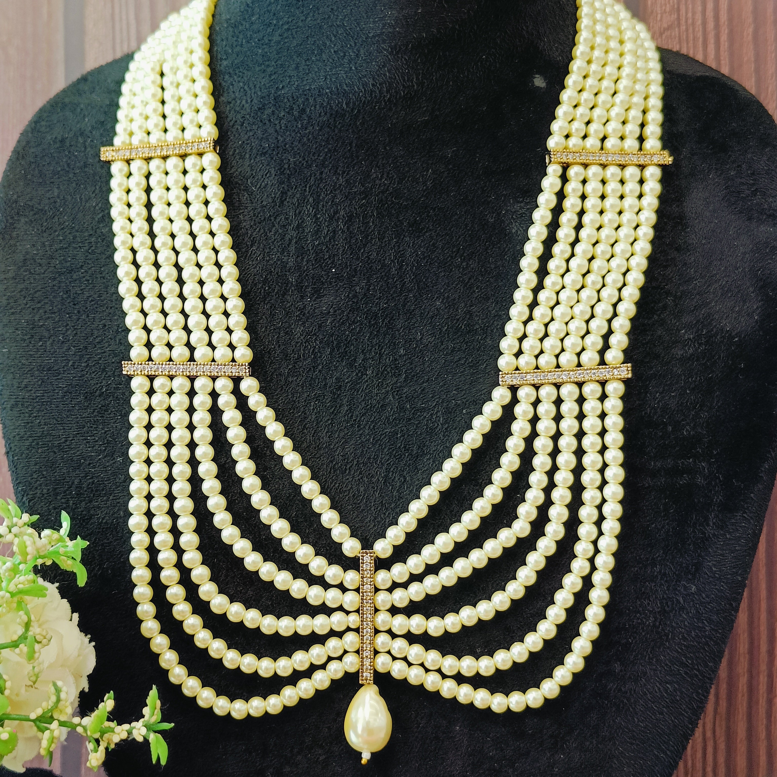 Nayaab Ruhi pearl neckpiece