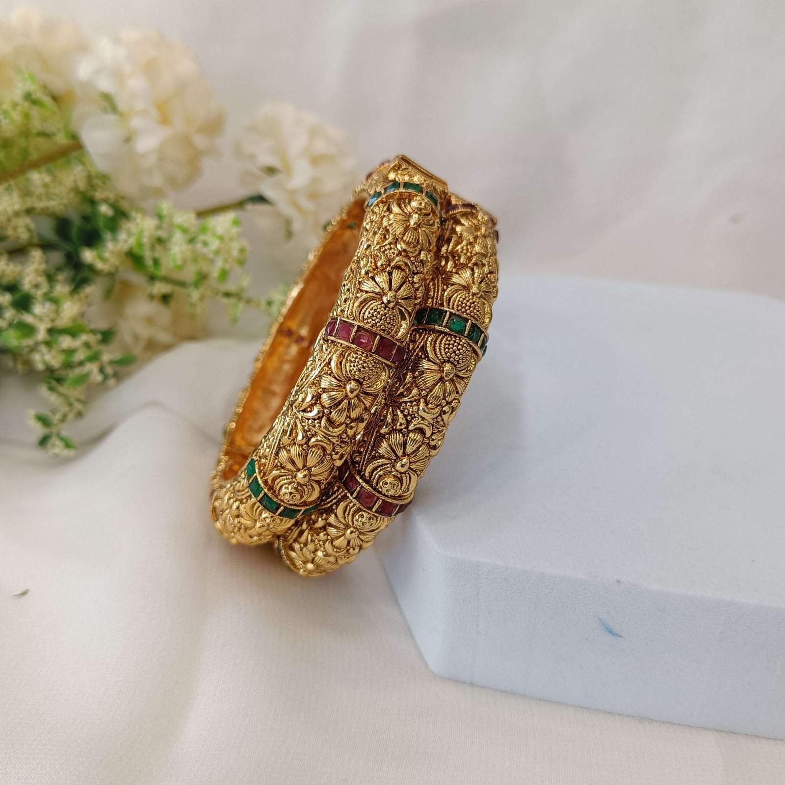 Nayaab Jodha Bangles Velvet box by Shweta