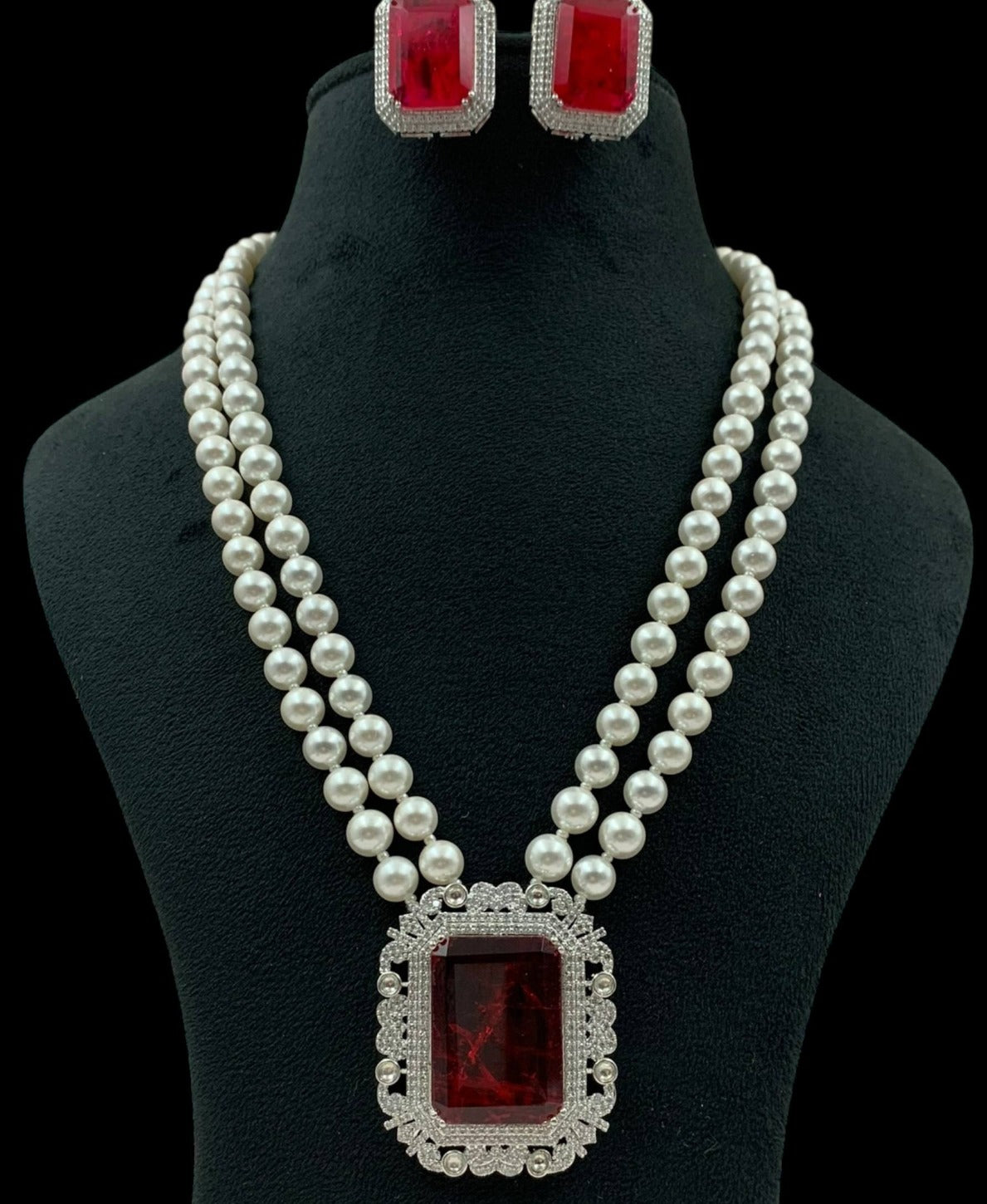 Tanya pearl neckpiece
