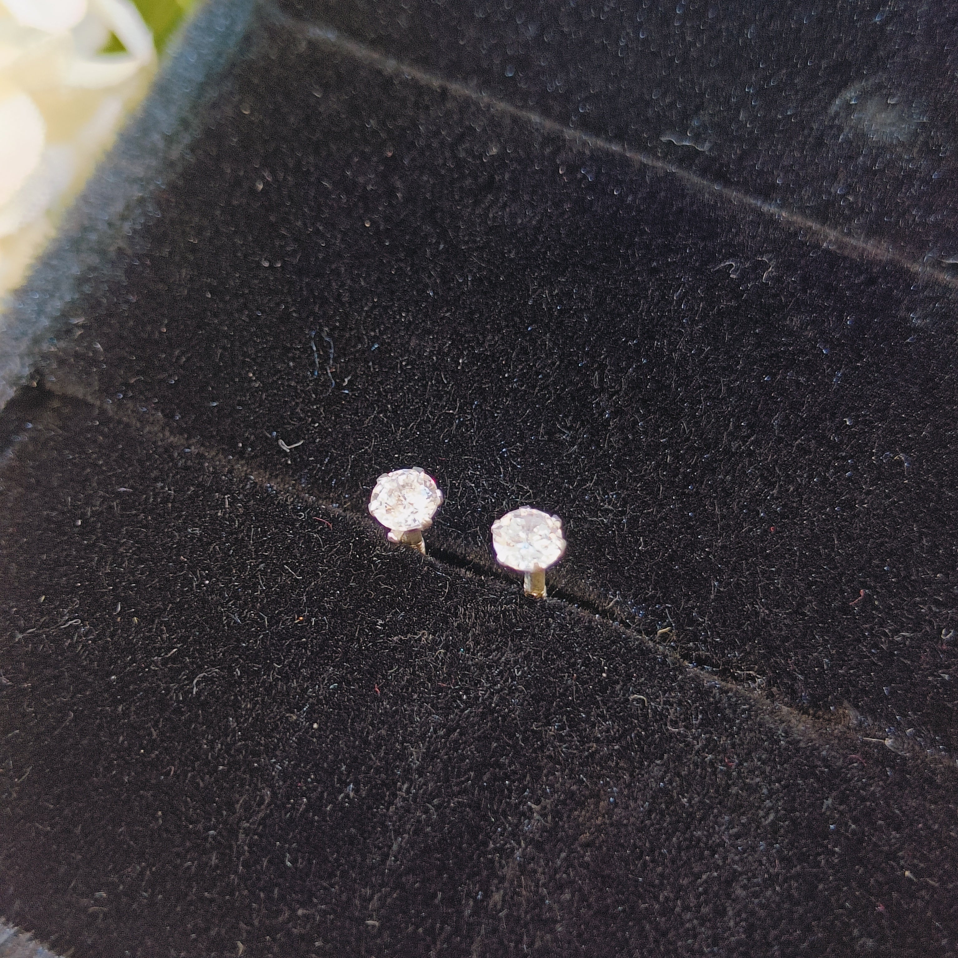 Vs sterling silver studs 182