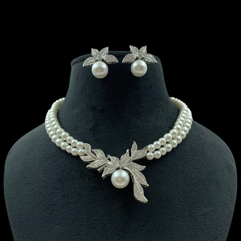 Ad Nora Pearl Neckpiece