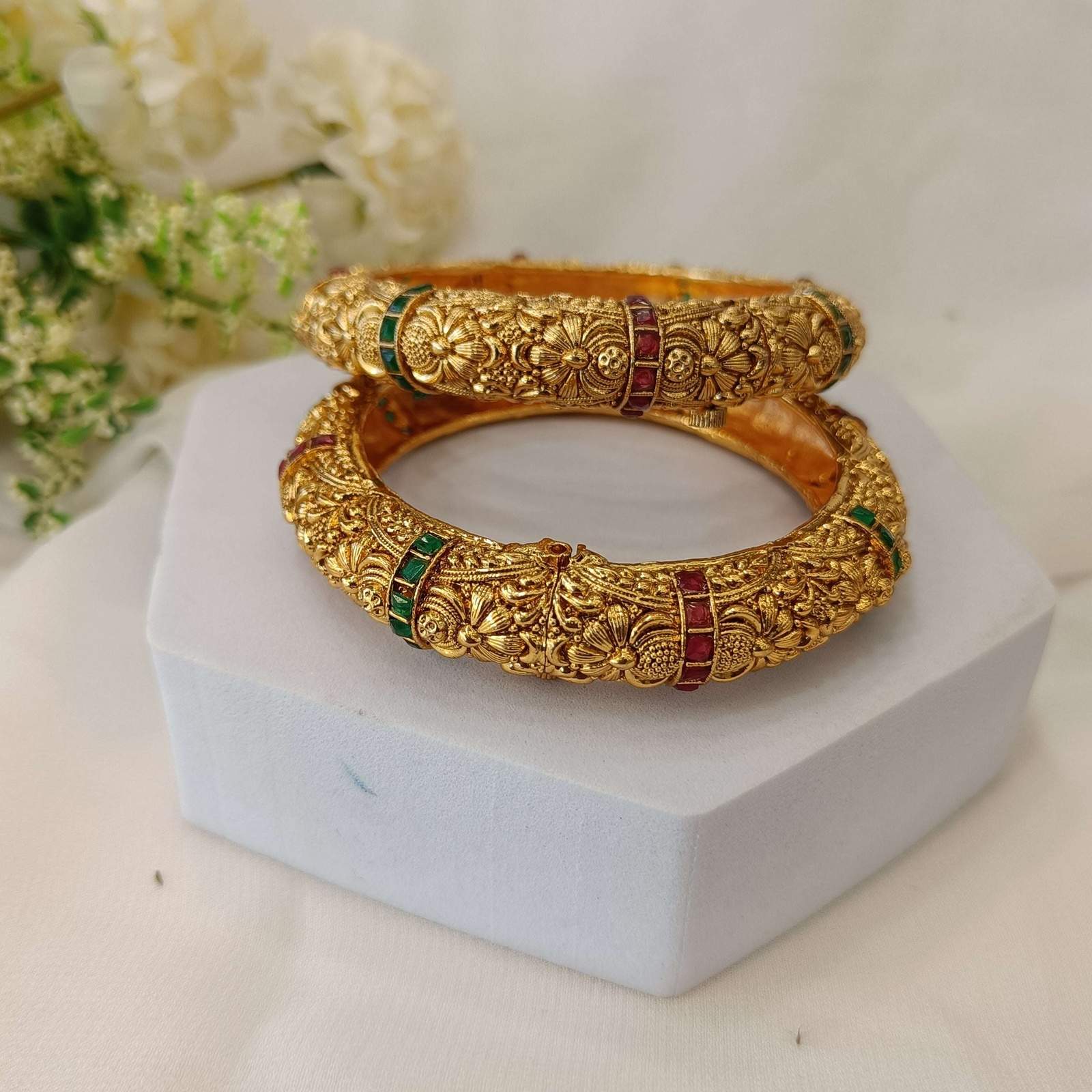 Nayaab Jodha Bangles Velvet box by Shweta