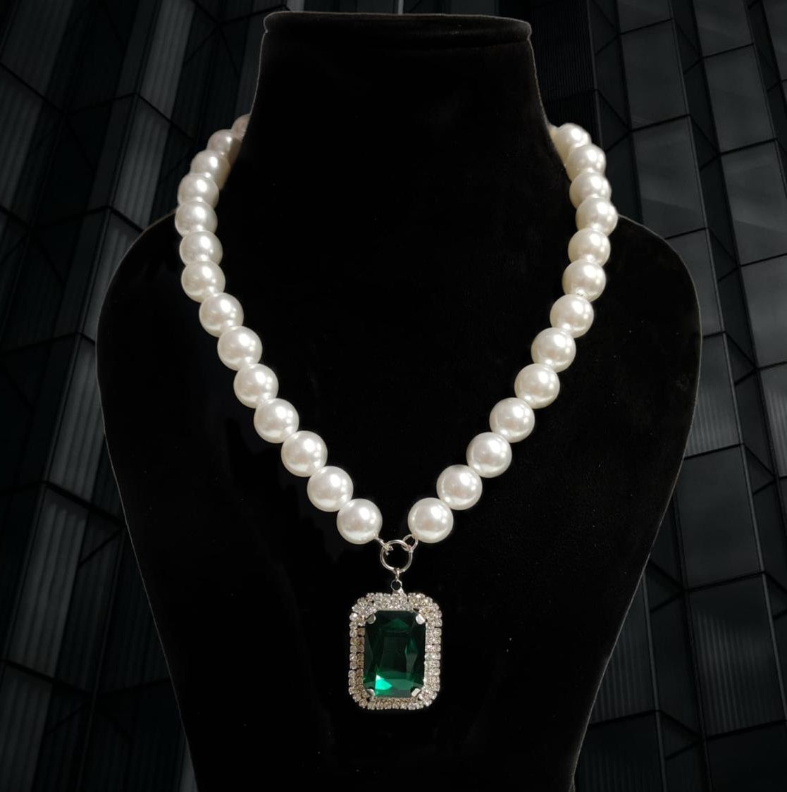 Layla Royal Emerald Pearl neckpiece